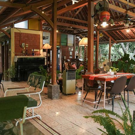 Djajanti House Bed and Breakfast Semarang Eksteriør billede