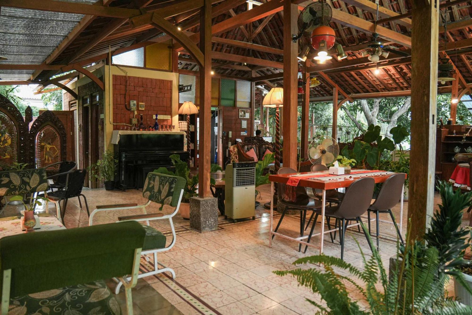 Djajanti House Bed and Breakfast Semarang Eksteriør billede