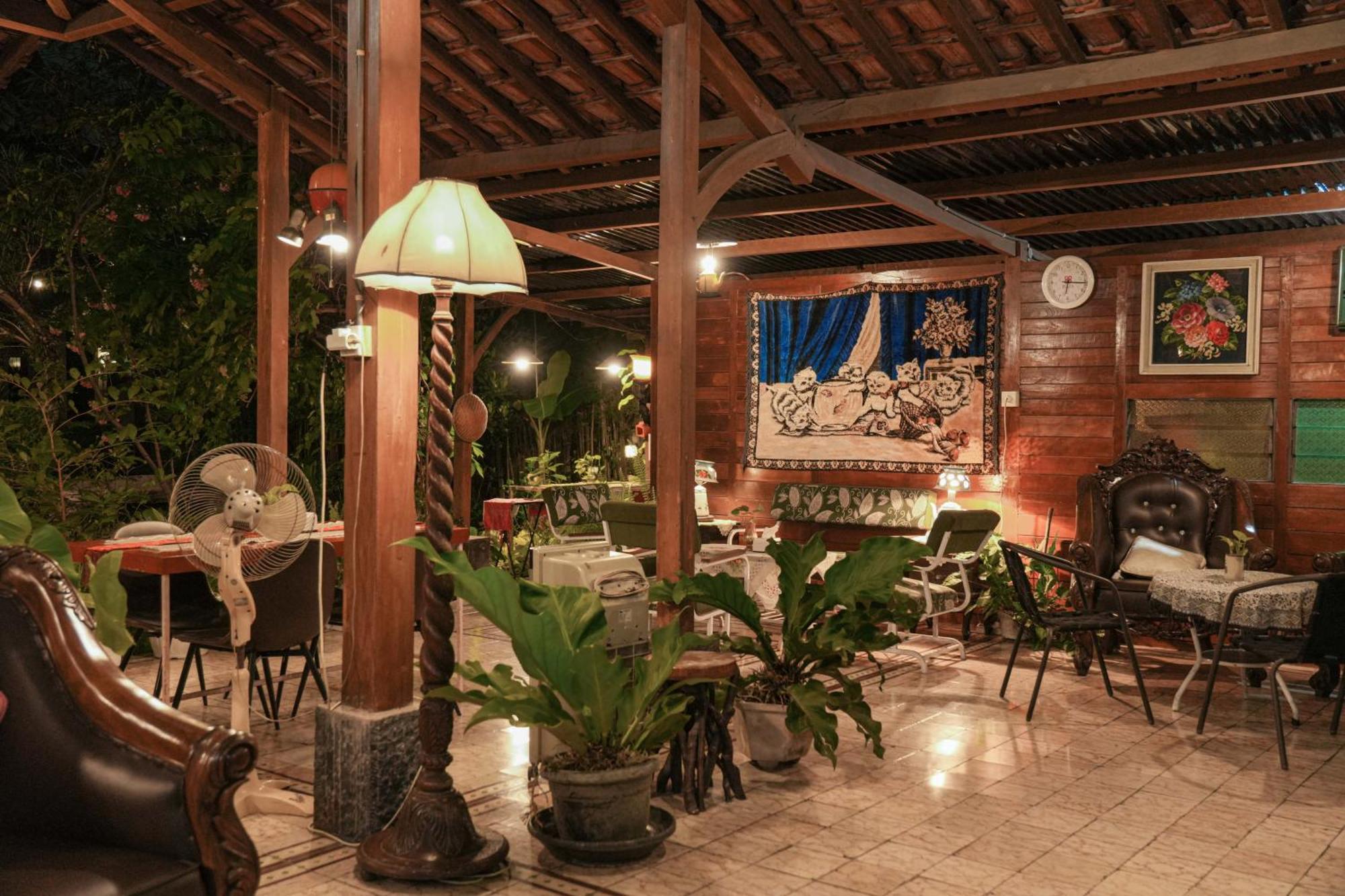 Djajanti House Bed and Breakfast Semarang Eksteriør billede