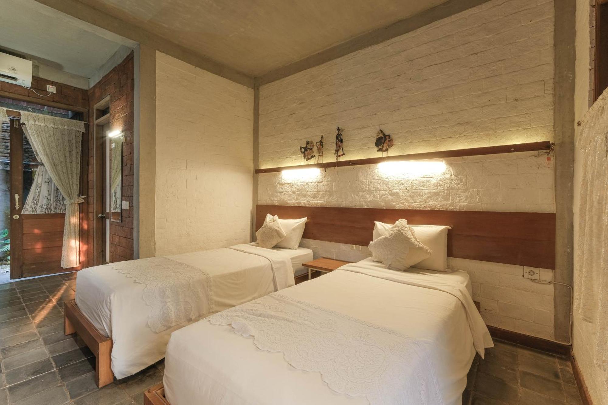 Djajanti House Bed and Breakfast Semarang Eksteriør billede
