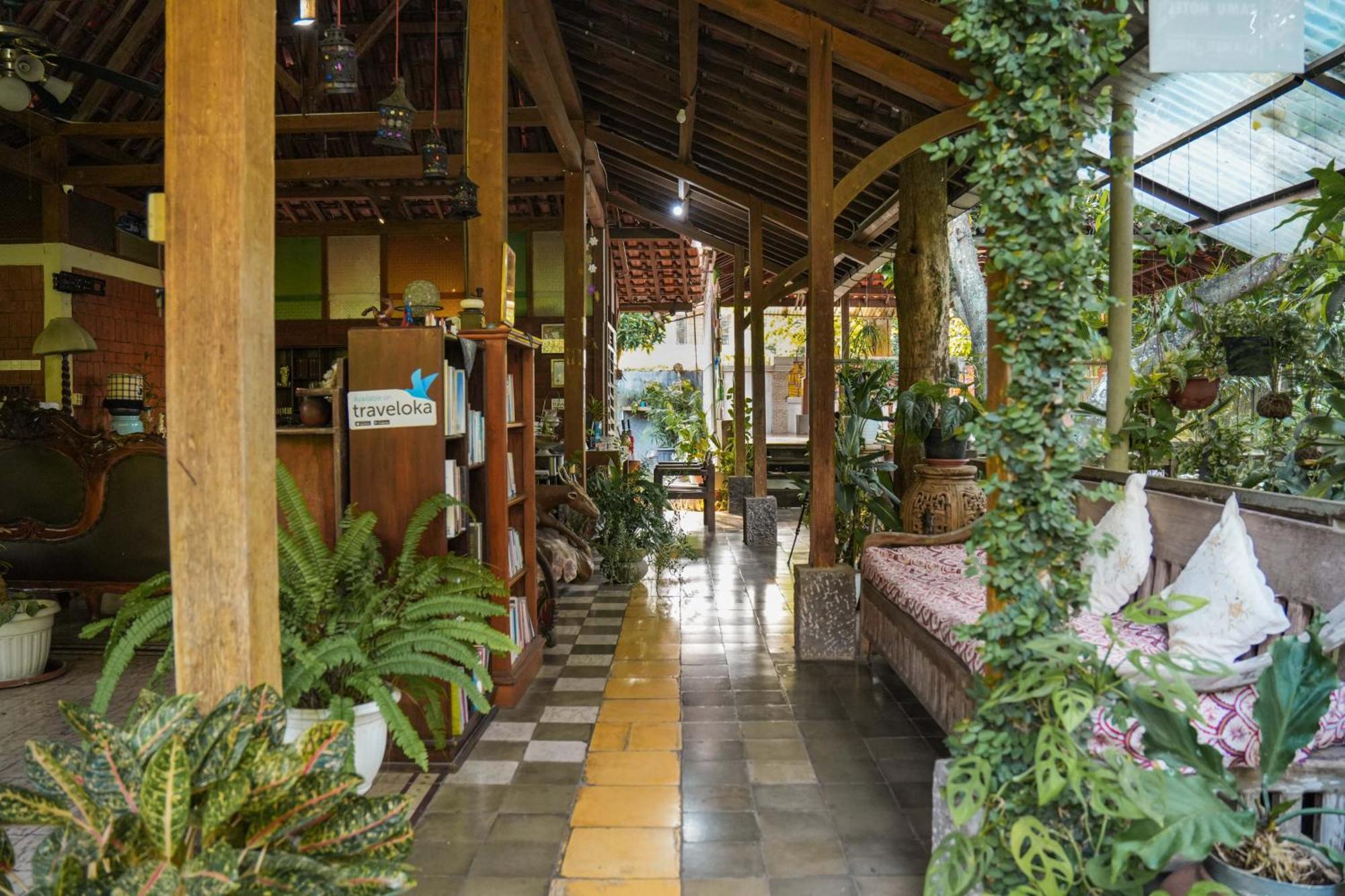 Djajanti House Bed and Breakfast Semarang Eksteriør billede