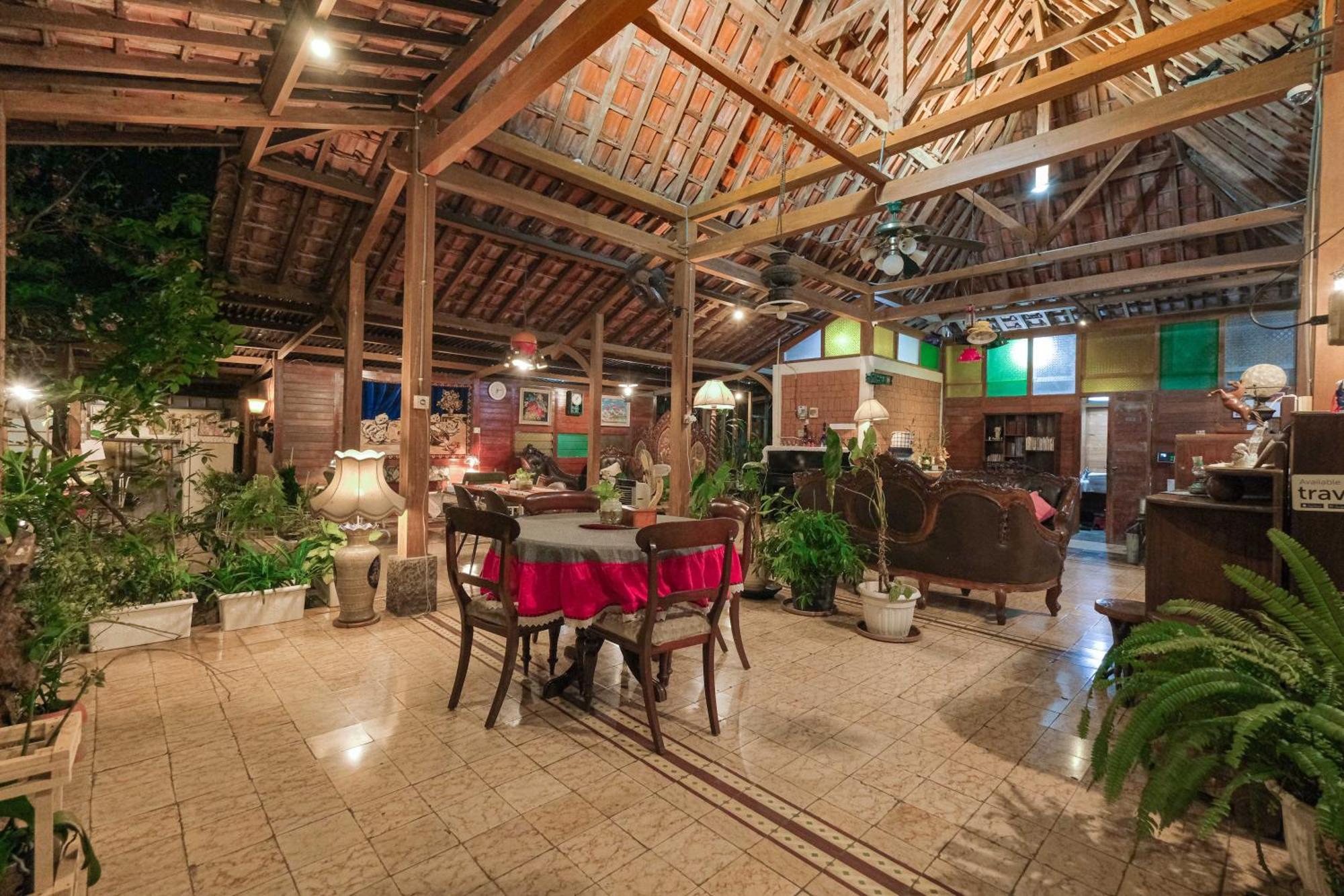 Djajanti House Bed and Breakfast Semarang Eksteriør billede