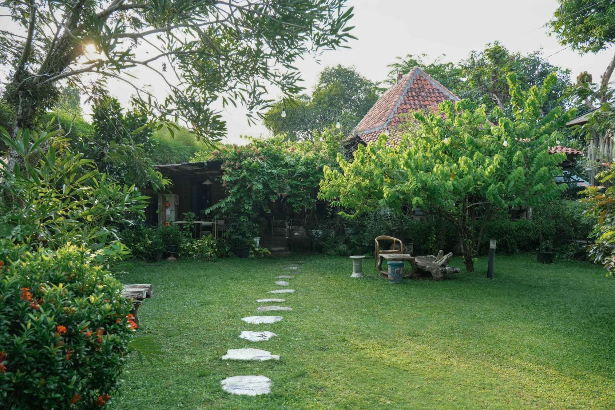 Djajanti House Bed and Breakfast Semarang Eksteriør billede
