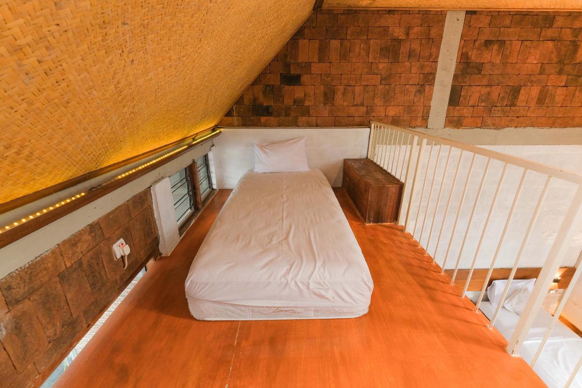 Djajanti House Bed and Breakfast Semarang Eksteriør billede
