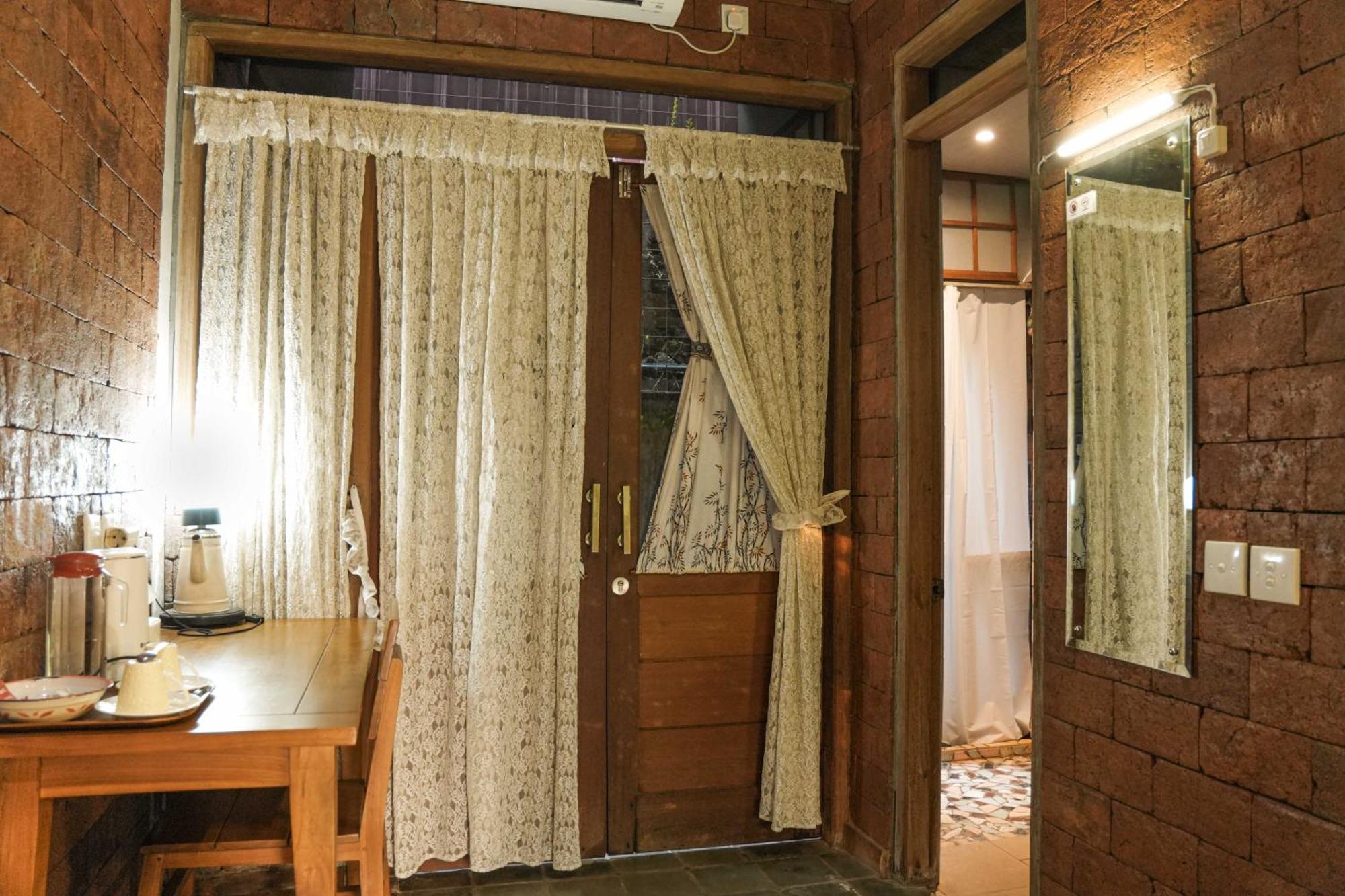 Djajanti House Bed and Breakfast Semarang Eksteriør billede