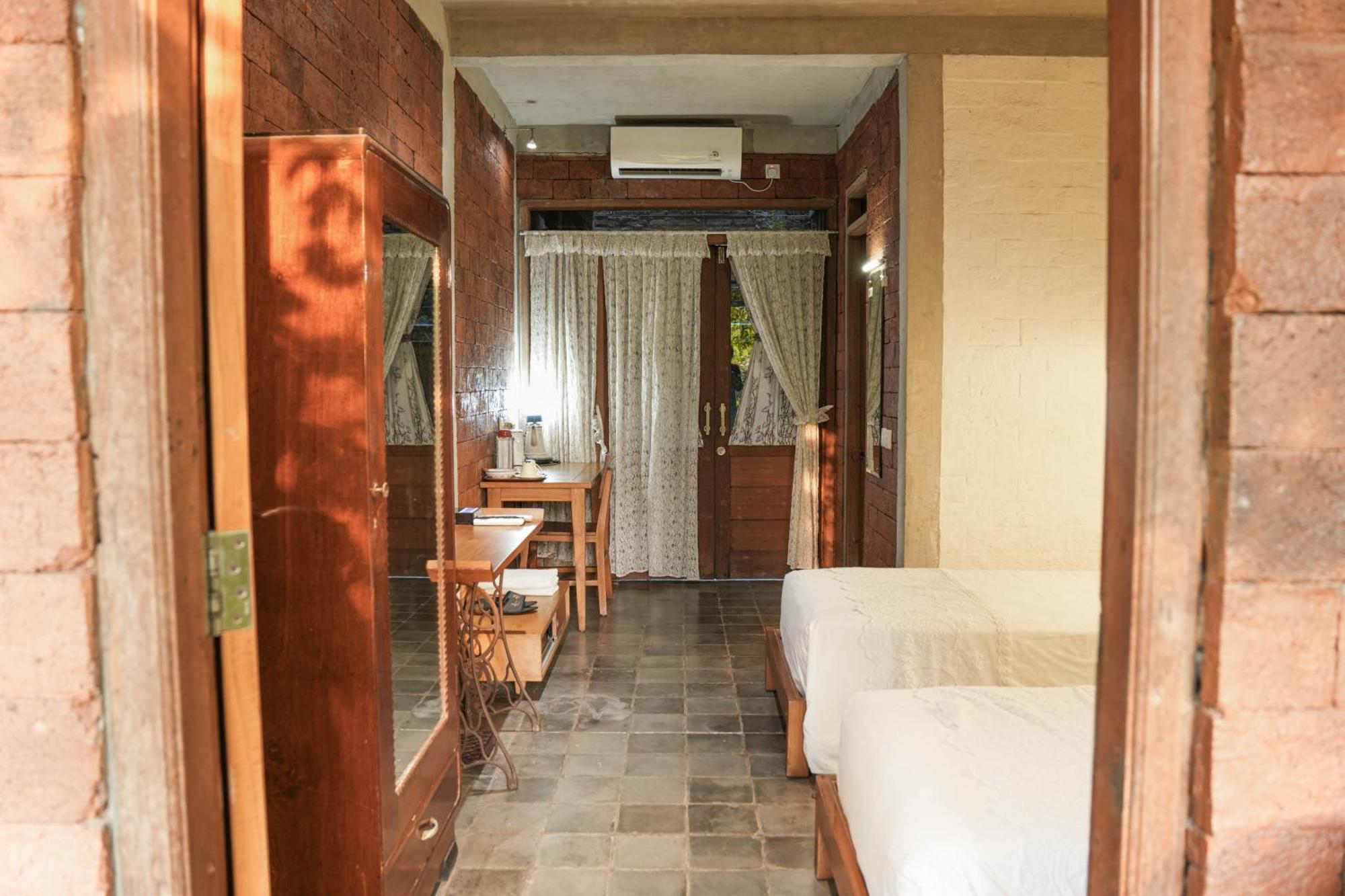 Djajanti House Bed and Breakfast Semarang Eksteriør billede