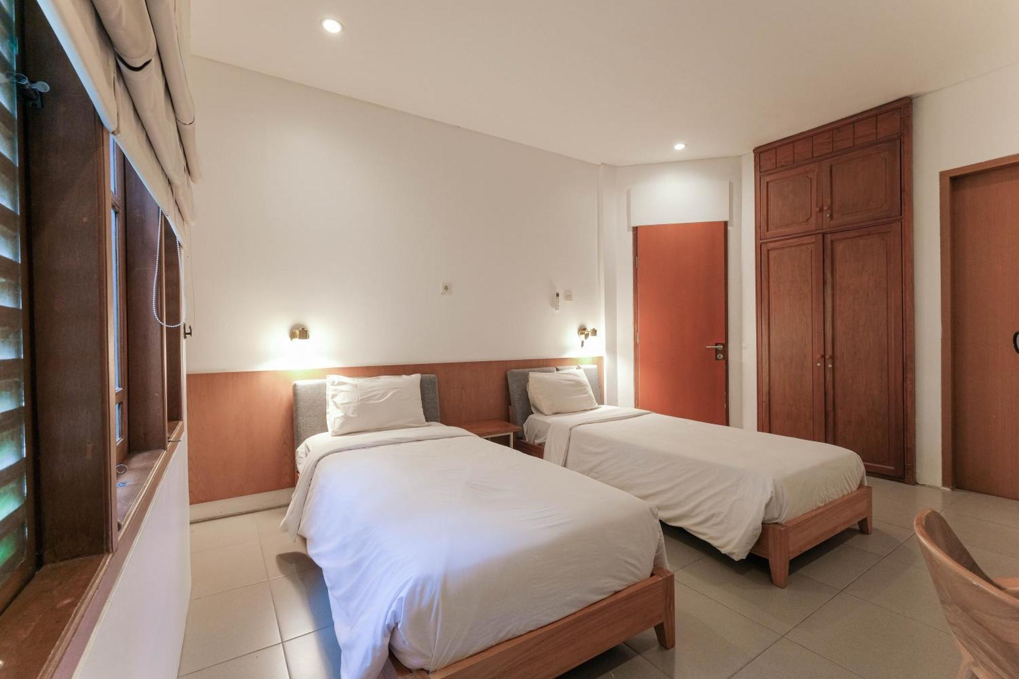Djajanti House Bed and Breakfast Semarang Eksteriør billede